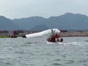 Un avión terminó en el mar tras chocar con un vehículo en el aeropuerto de Hong Kong: murieron dos operarios