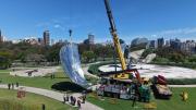 Megaoperativo de restauración de la Floralis Genérica: se trasladó el primer pétalo