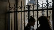 Un turista grabó a uno de los ladrones del Louvre: estaba frente a la vitrina de joyas robadas
