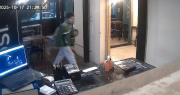 Un chico entró a un comercio, dio algunas vueltas y robó un celular y una billetera en segundos
