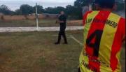 VIDEO Colonia Santa Rosa: un policía sacó su arma en plena cancha para defenderse de los jugadores e hinchas