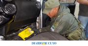 En el Control de San Carlos detuvieron a dos personas con más de un kilo de cocaína oculto en el auto