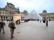 Un revelador video captó a uno de los ladrones del Louvre junto a la vitrina de las joyas robadas: Sabían muy bien lo que querían