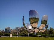 Con un mega operativo por río y tierra, colocaron uno de los dos pétalos faltantes a la Floralis Genérica
