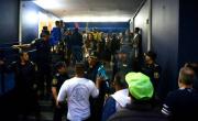 Clima tenso en la sede de Gimnasia: hinchas se manifiestan con fuertes reclamos a la dirigencia