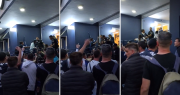 Video: un grupo de hinchas de Gimnasia se acercó a la sede para pedir explicaciones tras perder el clásico