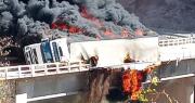 Impactantes imágenes: Camión ardió sobre un puente en Camargo