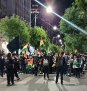 La Paz: Grupos de jóvenes protestan contra la victoria del binomio Paz
