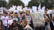 Trump dice que las protestas en su contra son un chiste y no representan al país
