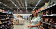 Un día de supermercado con Celeste Clavel Lanteri: la búsqueda de precios para la comida de sus tres hijas