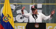 Tras la renuncia del ex jefe del Comando Sur de Estados Unidos, Gustavo Petro le ofreció recibirlo en Colombia