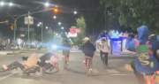 Video: hicieron wheelie en una famosa diagonal de Caucete, cayeron y se hicieron virales