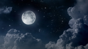 Dormir bajo la luna llena: cómo influye en el sueño y por qué podría hacernos dormir menos
