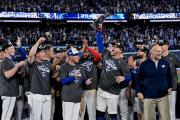 Jonrón de tres carreras de Springer lleva a los Azulejos a la Serie Mundial
