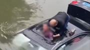 Un militar retirado se tiró al río para rescatar a un hombre atrapado en su auto