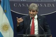 Luis Caputo, entre el patriotismo y la agresión: el ministro se cruzó con Delfina Rossi tras las críticas por el vínculo con JP Morgan