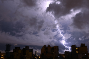 Alerta por tormentas, granizo y viento en tres provincias: las ráfagas superarán los 80 km/h este martes