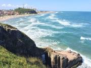 La playa de Brasil más cercana a la Argentina: un verano entre acantilados y mar verde esmeralda