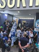 Clima de mucha tensión en la sede de Gimnasia: los hinchas protestan contra la dirigencia