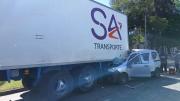 La Plata: una mujer se llevó puesto el tráiler de un camión, quedó atrapada entre los fierros y lograron rescatarla