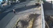 Apareció el video de la detención de uno de los sujetos que le robó el celular al joven que iba al gimnasio
