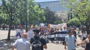 Javier Milei cierra la campaña en Córdoba rodeado de protestas y mensajes de repudio