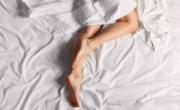 ¿Dormís con o sin ropa interior? Si sos mujer, esto es lo mejor para el verano, según ginecólogos