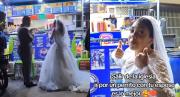 Hay hambre: Pareja se hizo viral por irse a comer perros calientes justo después de casarse