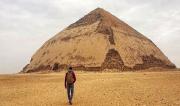 Rescatan a turista española atrapada 80 metros bajo la Pirámide Acodada en Egipto