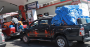 Filas por combustible no cesan y presidente de YPFB dice que se despacha gasolina por encima de la demanda