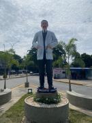 Estatua del Médico de los Pobres atrae devotos