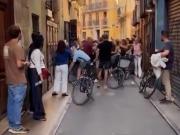 El violento momento en el que un grupo de turistas se enfrentó con locales en un callejón de Valencia