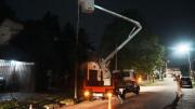 Refuerzan trabajos de colocación y arreglo de luminarias en Lomas
