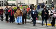 “No hay transporte”, personas se quejan por la falta de taxis y minibuses en La Paz debido a la escasez de combustible