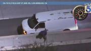 VIDEO IMPACTANTE: Intentaba huir de la policía pero terminó arrollado en plena autopista de California