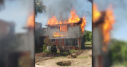 Video: un impactante incendio en una quinta de Ensenada no terminó en tragedia de milagro