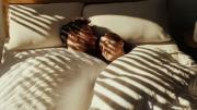 Dormir a la noruega: qué es y por qué las parejas lo prefieren