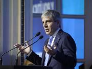 Pese a la intervención del BCRA para frenar al dólar, Caputo aseguró que no se modificará el esquema de bandas cambiarias