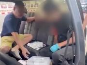 Detienen a un hombre que realizaba ilegalmente cirugías de pene en un auto