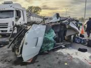 Tragedia en el Acceso Oeste: una camioneta chocó a un camión que estaba parado y murieron sus dos ocupantes