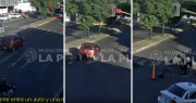 Video: un auto cruzó en rojo en Villa Elvira y chocó a un motociclista frente a la comisaría