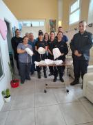 Azul: entrega solidaria de gorros térmicos confeccionados en la cárcel de mujeres para el Hospital