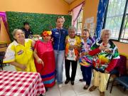 Camila I y los Testarudos llenan de alegría el Centro de Adultos Mayores