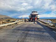 Una familia se cruzó con un catamarán en la Ruta 40 rumbo al Lago Viedma