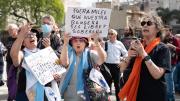 Durante la marcha de jubilados al Congreso en la previa electoral un policía empujó a un adulto mayor