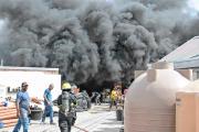 Feroz incendio en un comercio de Roca: una falla eléctrica en el depósito, la principal hipótesis