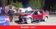 Conductora se distrajo y chocó su camioneta contra un carrito de comida estacionado 