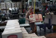¿Made in Argentina? Fábricas cierran porque las políticas económicas de Javier Milei favorecen las importaciones