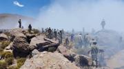 Soldados y bomberos logran controlar incendio en el cerro Santiago de Sucurani, en Oruro