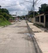 Calle principal de La Julia se convierte en una laguna cuando llueve